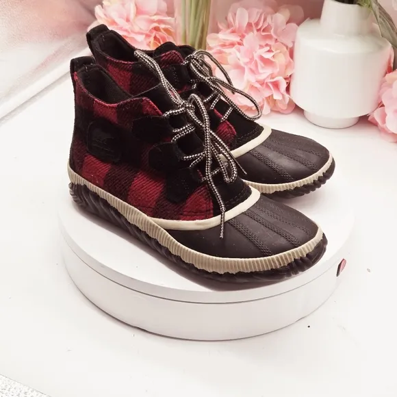 Sorel Women's Out N About Plaid Lace Up Rain Booties Size 8.5