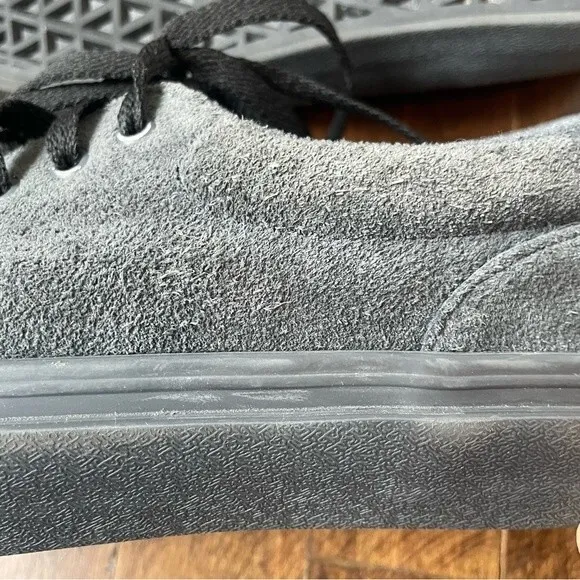 Straye Fairfax Carbon Suede Lo Top Skate Shoes, size 8