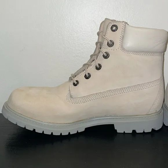 Timberland 6-Inch Premium Waterproof Boot.  Tan.  Size 9.5.