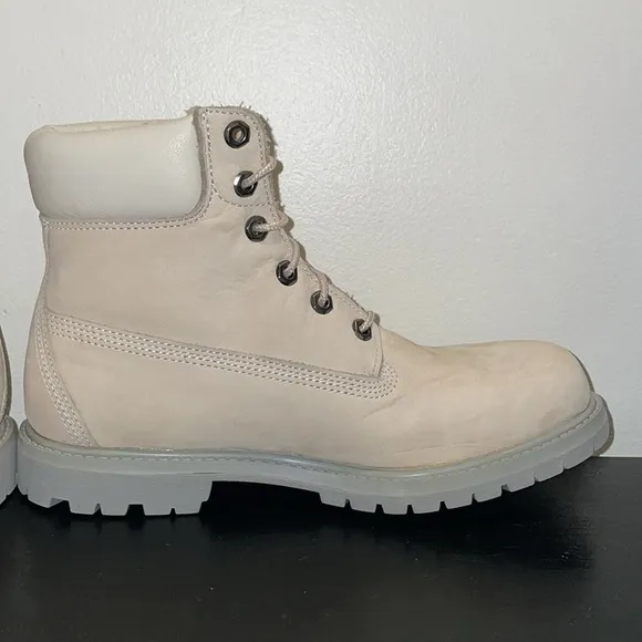 Timberland 6-Inch Premium Waterproof Boot.  Tan.  Size 9.5.