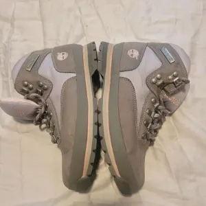 Timberland 8.5 Boots Moss Green/Beige/ Pink Trim 83373 3422 Hike, Hunt, Climb,