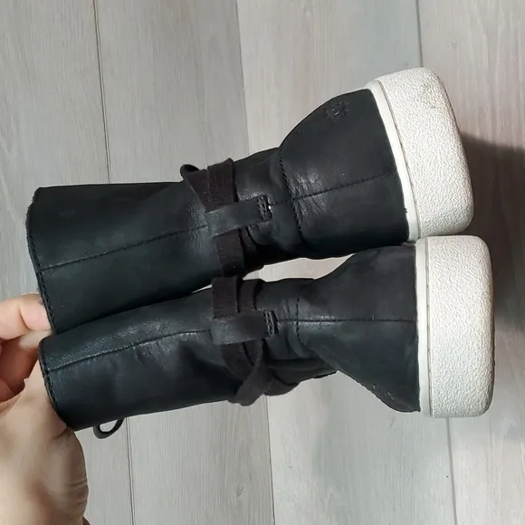 Ugg Australia Starlyn High top lace up Leather Boots sneakers shoes 9.5