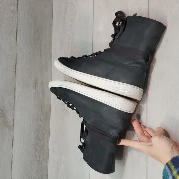 Ugg Australia Starlyn High top lace up Leather Boots sneakers shoes 9.5