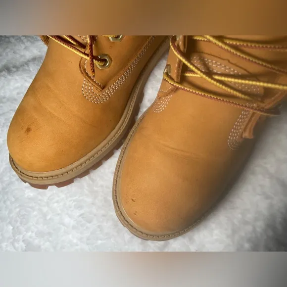 ***Used*** Boys Size 6 Timberland Boots