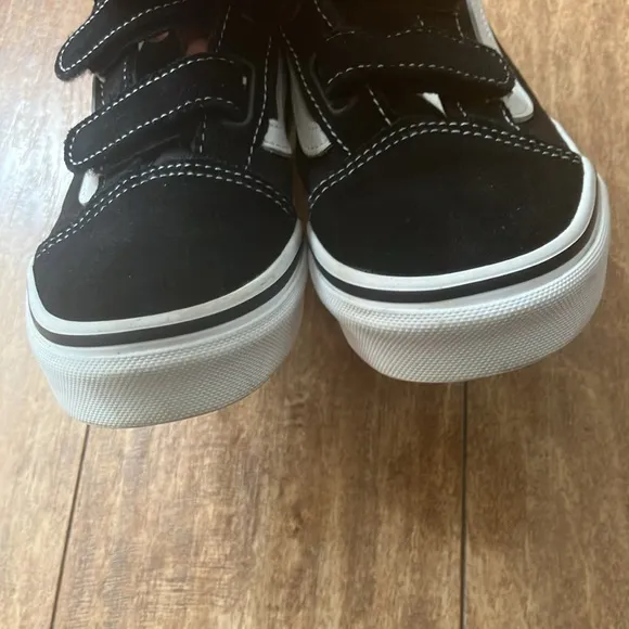 Vans Black and White Skate-Inspired Sneakers with Velcro Straps Size:3.0