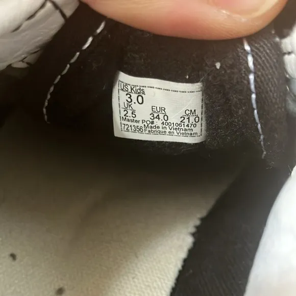 Vans Black and White Skate-Inspired Sneakers with Velcro Straps Size:3.0