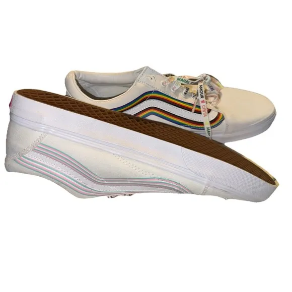 VANS - OLD SKOOL - PRIDE RAINBOW SKATE SNEAKER - White Rainbow True White EUC