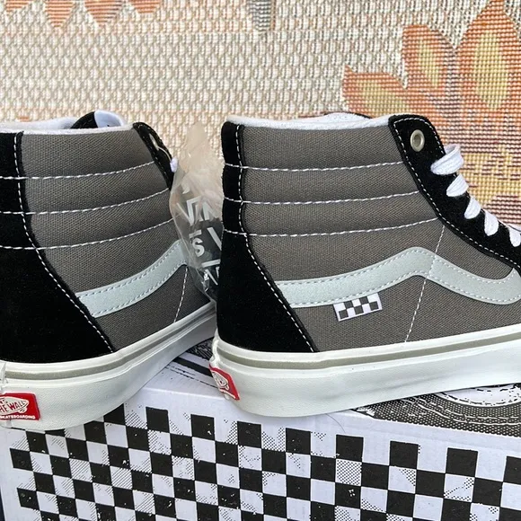 Vans WMNS Skate Sk8-HiReflective Black/GreyVN0ASFCCN42Sneakers