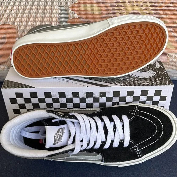 Vans WMNS Skate Sk8-HiReflective Black/GreyVN0ASFCCN42Sneakers