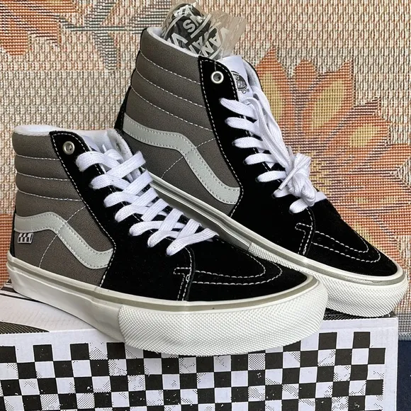 Vans WMNS Skate Sk8-HiReflective Black/GreyVN0ASFCCN42Sneakers