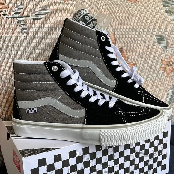 Vans WMNS Skate Sk8-HiReflective Black/GreyVN0ASFCCN42Sneakers