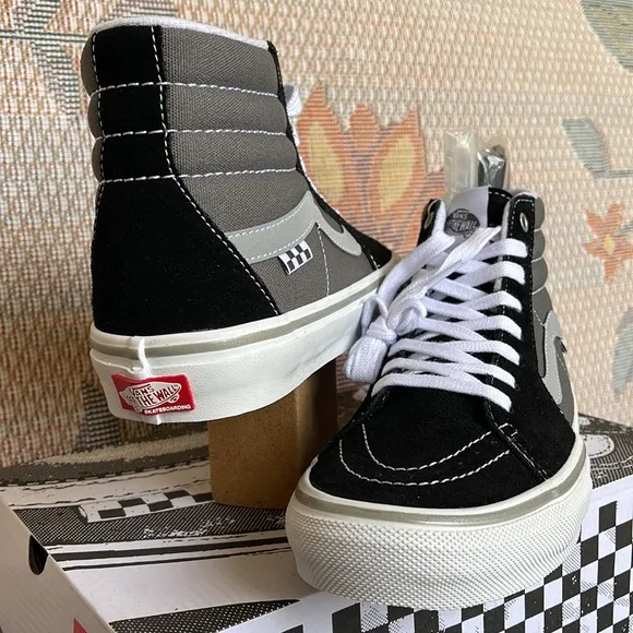 Vans WMNS Skate Sk8-HiReflective Black/GreyVN0ASFCCN42Sneakers