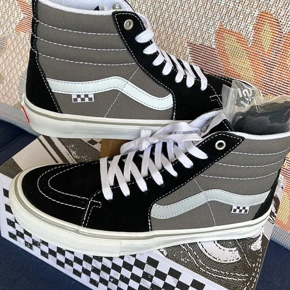 Vans WMNS Skate Sk8-HiReflective Black/GreyVN0ASFCCN42Sneakers