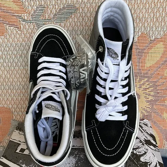 Vans WMNS Skate Sk8-HiReflective Black/GreyVN0ASFCCN42Sneakers