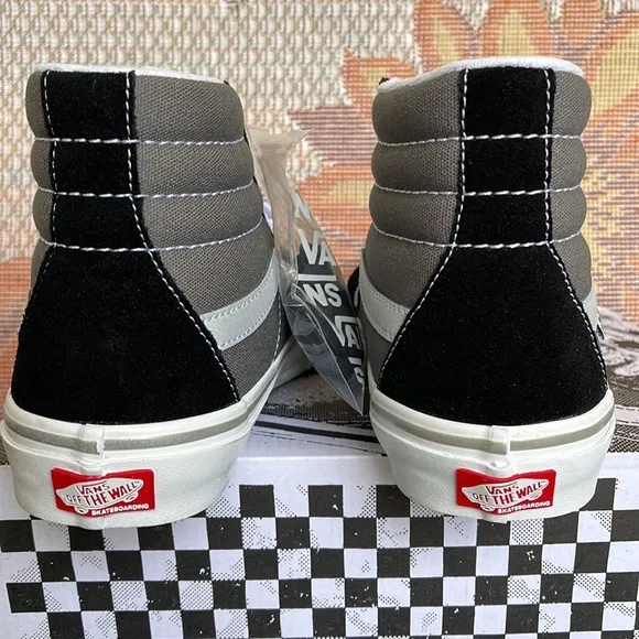 Vans WMNS Skate Sk8-HiReflective Black/GreyVN0ASFCCN42Sneakers