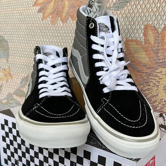 Vans WMNS Skate Sk8-HiReflective Black/GreyVN0ASFCCN42Sneakers