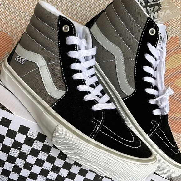 Vans WMNS Skate Sk8-HiReflective Black/GreyVN0ASFCCN42Sneakers