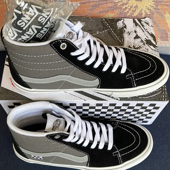 Vans WMNS Skate Sk8-HiReflective Black/GreyVN0ASFCCN42Sneakers