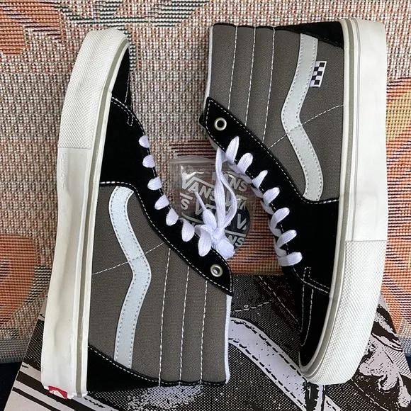 Vans WMNS Skate Sk8-HiReflective Black/GreyVN0ASFCCN42Sneakers