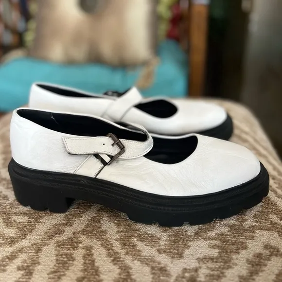 White leather comfortable sandals vintage style shoes Mary Jane style shoes