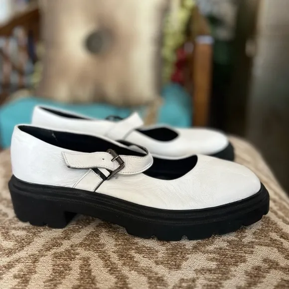 White leather comfortable sandals vintage style shoes Mary Jane style shoes