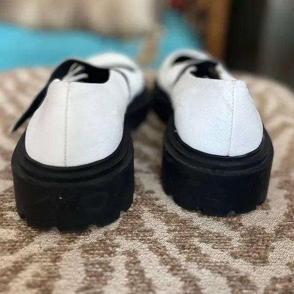 White leather comfortable sandals vintage style shoes Mary Jane style shoes