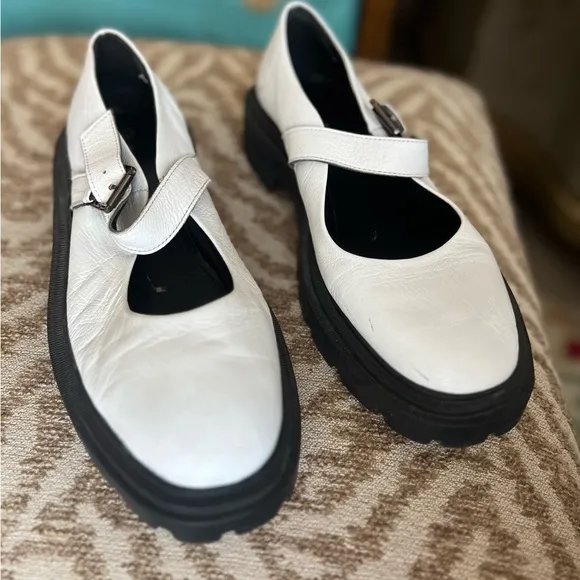 White leather comfortable sandals vintage style shoes Mary Jane style shoes