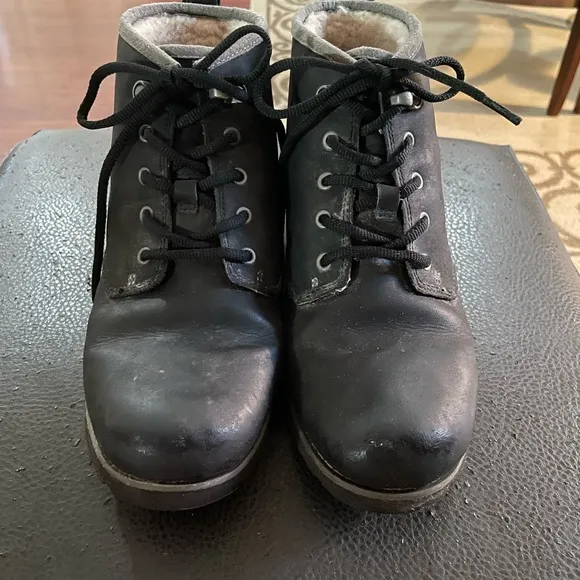 Youth UGG Maple II Black Boots Leather Waterproof Lace Up fleece Sherpa size 6